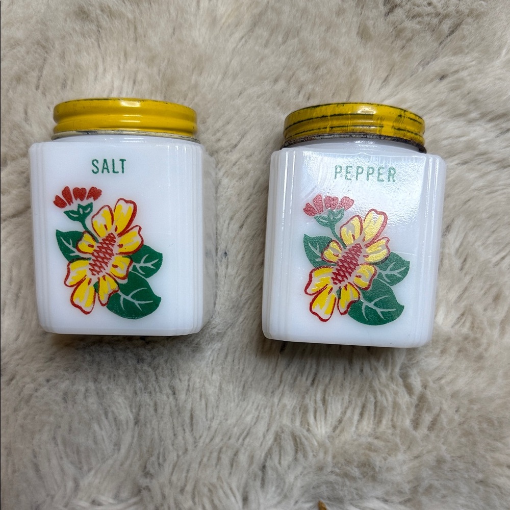 VTG 1950s Tipp City milk glass salt-pepper shakers yellow daisy floral design